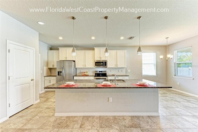Building Photo - GORGEOUS DEL TIERRA HOME WITH FENCED YARD!...