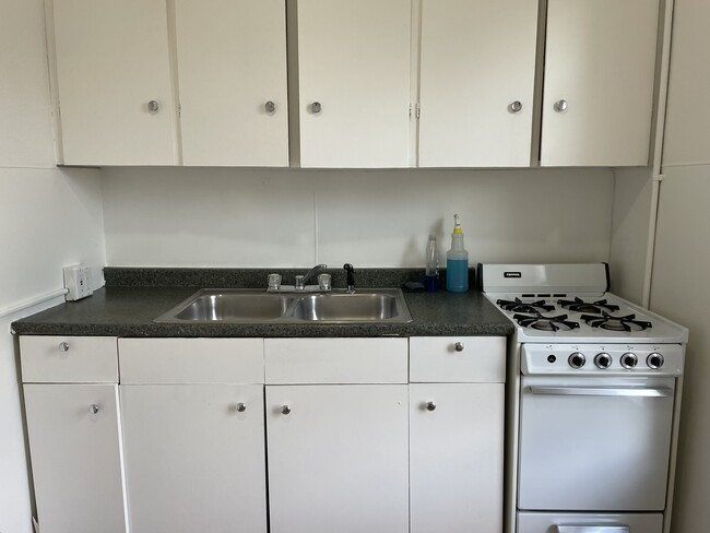 Kitchen - 910 5th Ave N