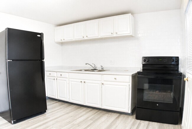 Foto del edificio - 8101-8195 W 9th Ave