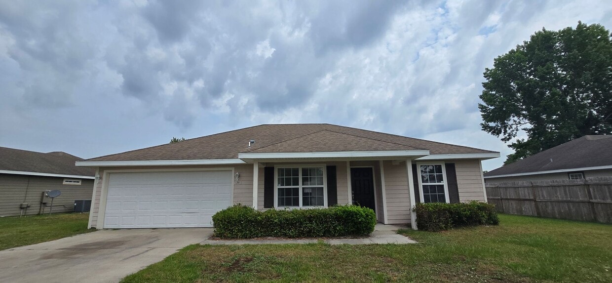 Primary Photo - 4 Bedroom 2 Bath Located in Grandview Subd...