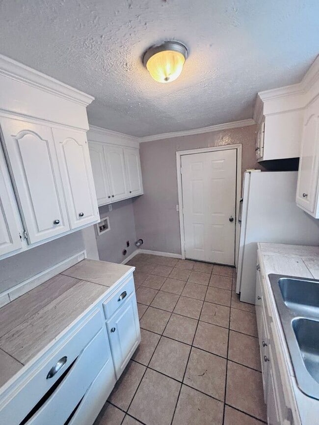 Building Photo - Charming 3-Bedroom Home in a Convenient Lo...