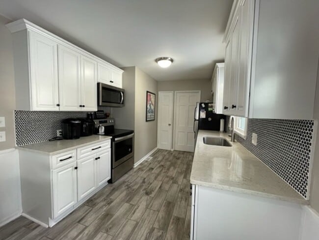 Building Photo - Single Family Home - Just refreshed - Grea...