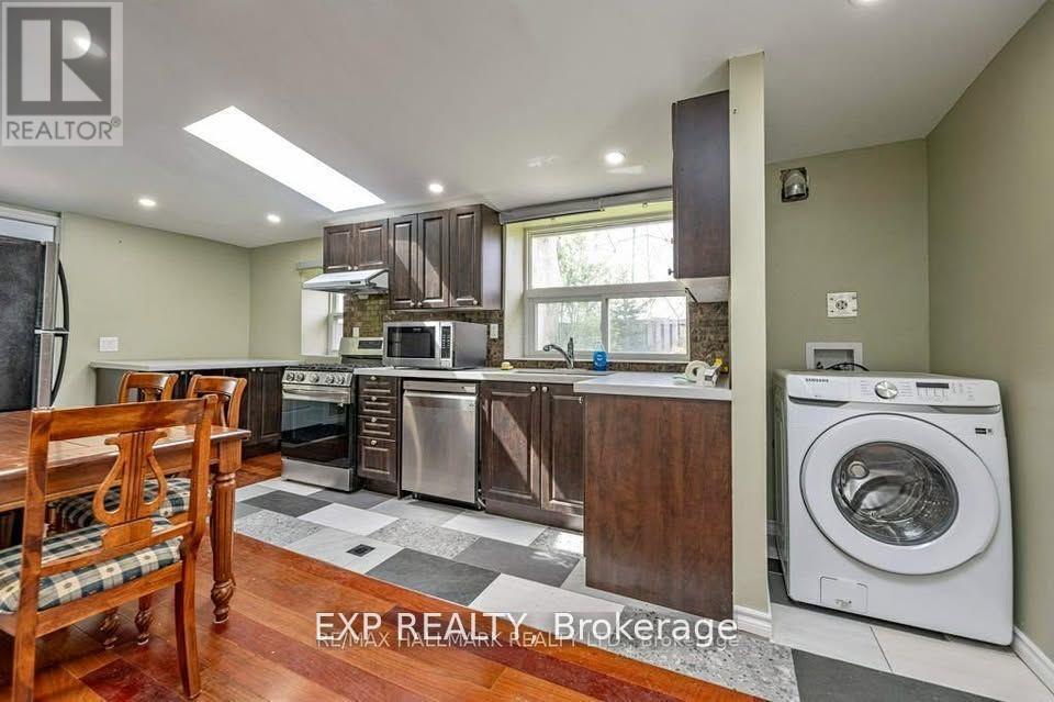 Photo du bâtiment - 692-692 Birchmount Rd