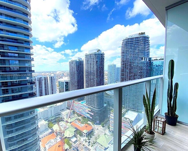 Building Photo - 1010 Brickell Ave