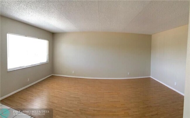 Foto del edificio - 1400 NE 54th St