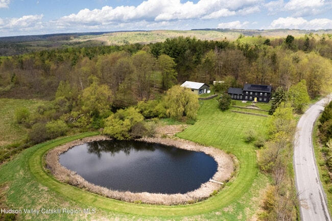 Foto del edificio - 483 Travis Hill Rd