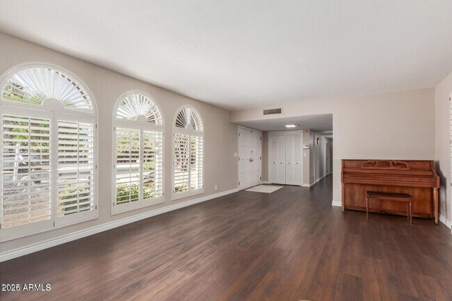 Foto del edificio - 481 W Half Moon Way