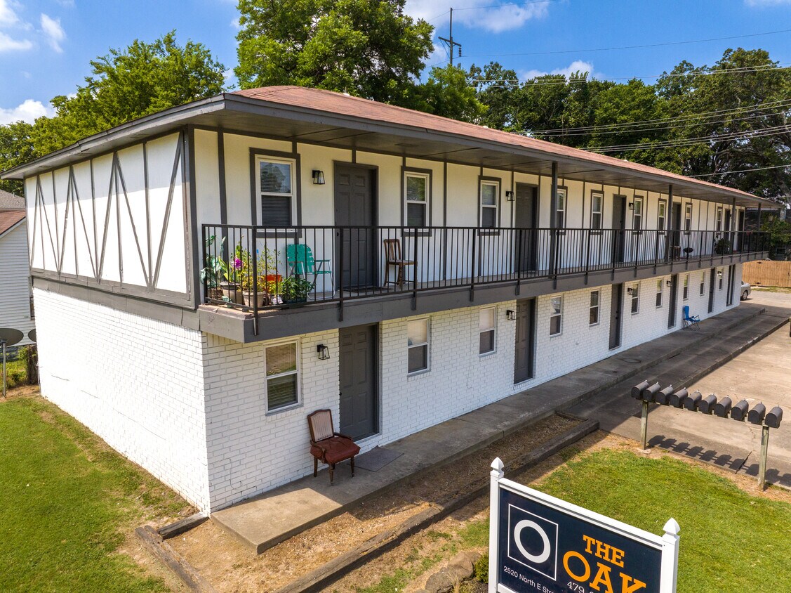 Foto principal - The Oak: 1 & 2 Bedroom Apartments