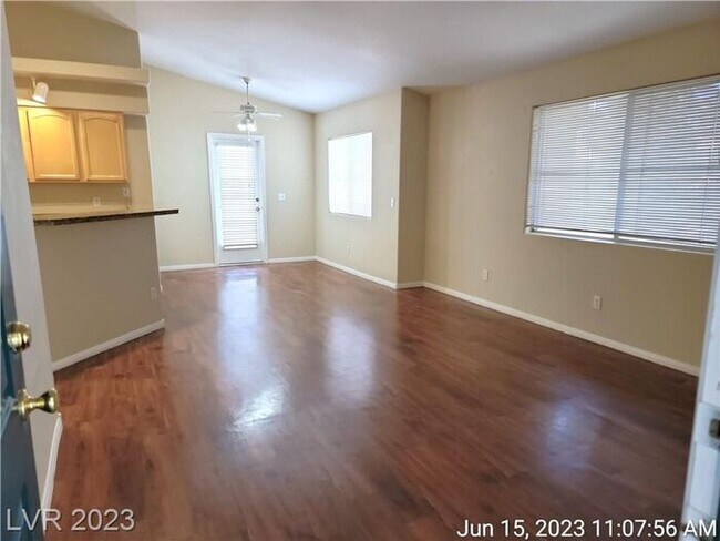 Foto del edificio - Coming Soon! - EXCELLENT LOCATION NEAR SHO...