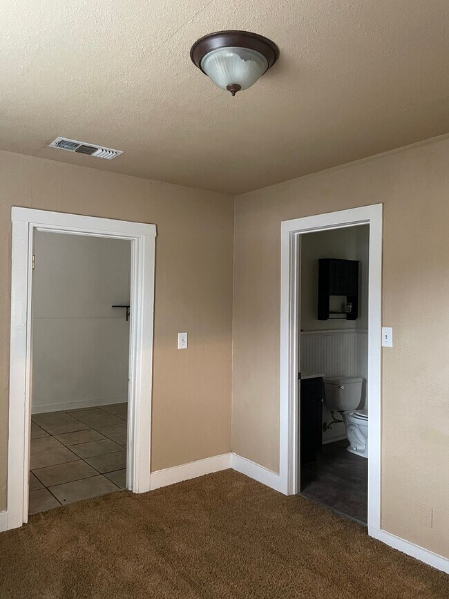 Building Photo - CHARMING HOUSE NEAR DOWNTOWN W/NEW FLOORIN...