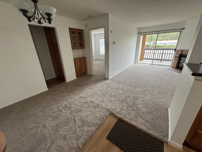 Foto del edificio - 7180 Shoreline Dr