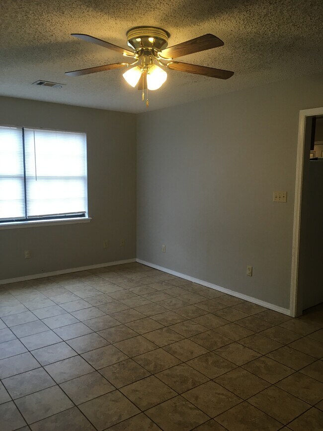 Building Photo - 407 Valley Dr