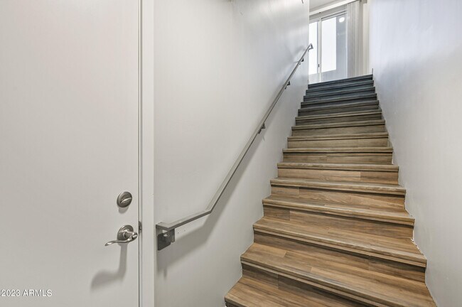 Foto del edificio - 1023 W 5th St