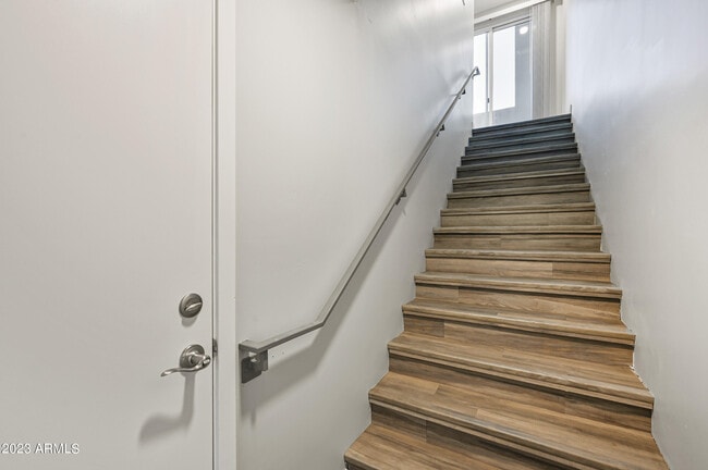 Building Photo - 1023 W 5th St