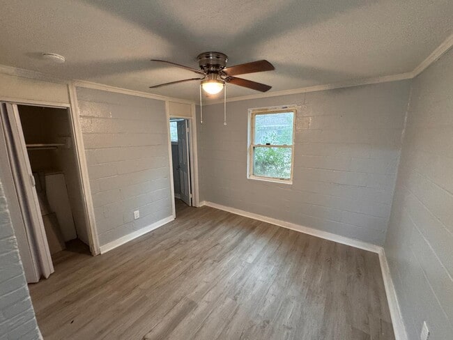 Building Photo - 1302 Dunbar St