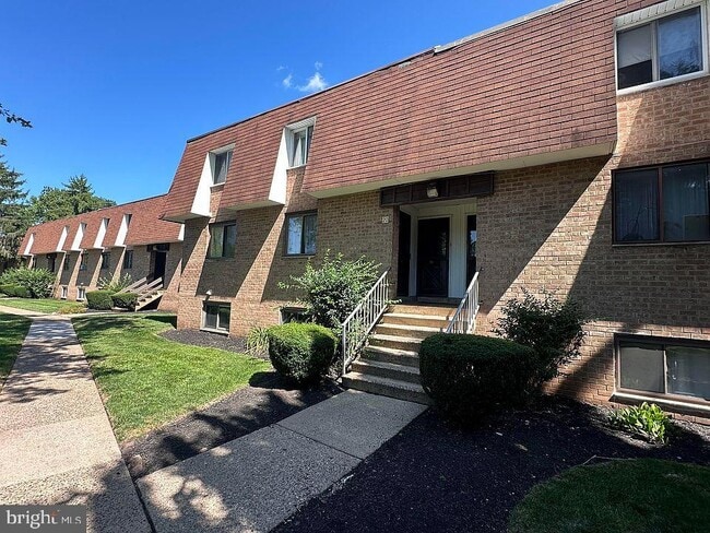 Building Photo - 885 N York Rd