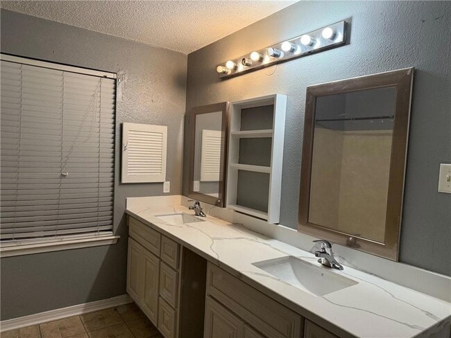 Building Photo - 2001 Van Arpel Dr