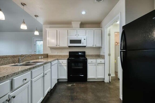 Building Photo - 106 E Castleberry Dr