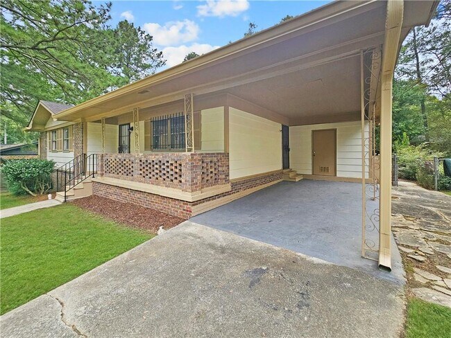 Building Photo - 3370 Eisenhower Cir SE