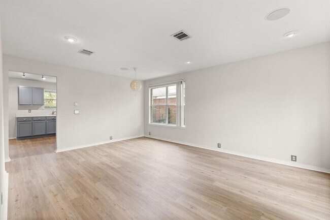 Building Photo - 2036 Kaiser Dr