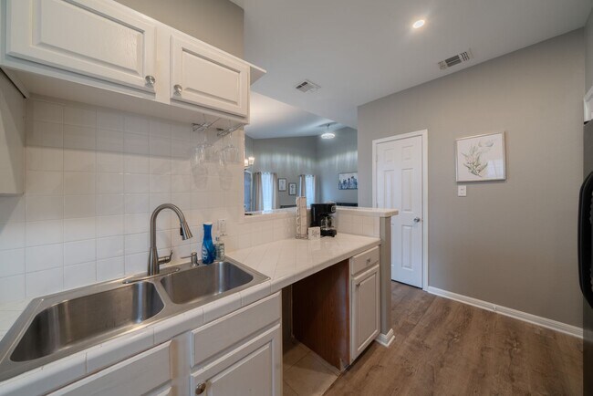 Building Photo - Home in gated community for rent!