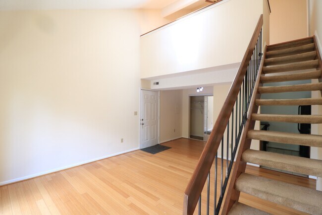 Building Photo - Top Floor 2/1.5 2 level Condo w/ Garage pa...