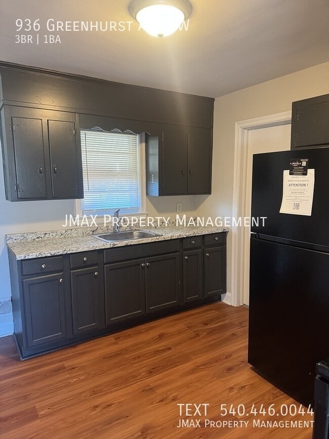 Foto del edificio - 936 Greenhurst Ave NW