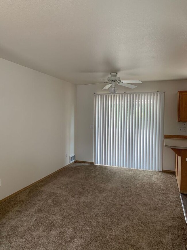 Building Photo - Wonderful 4 Bedroom , 3 bath, Located In R...