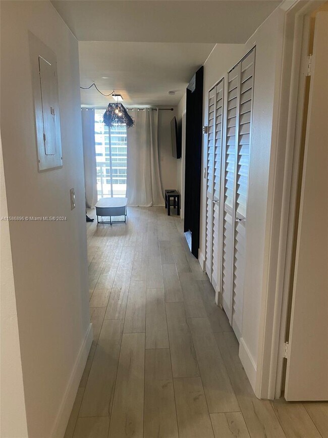Foto del edificio - 5880 Collins Ave
