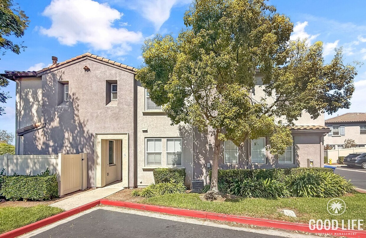Foto principal - 3B 2.5BA Townhouse End-Unit in Eastlake Vi...