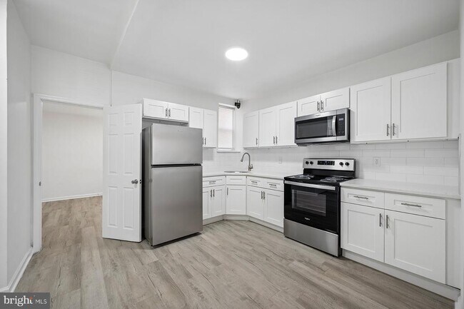 Foto del edificio - 5829 Crittenden St