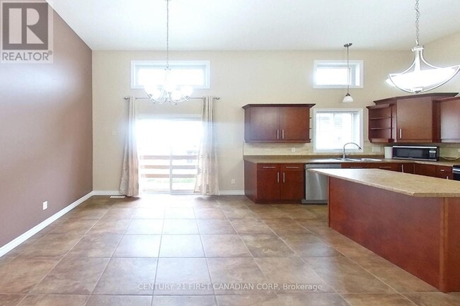 Building Photo - 1020 Hanson Crescent