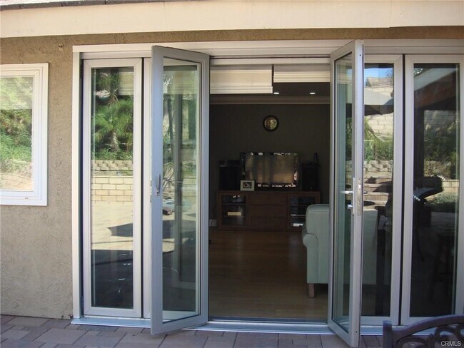 Foto del edificio - 15525 Grove Hill Ln
