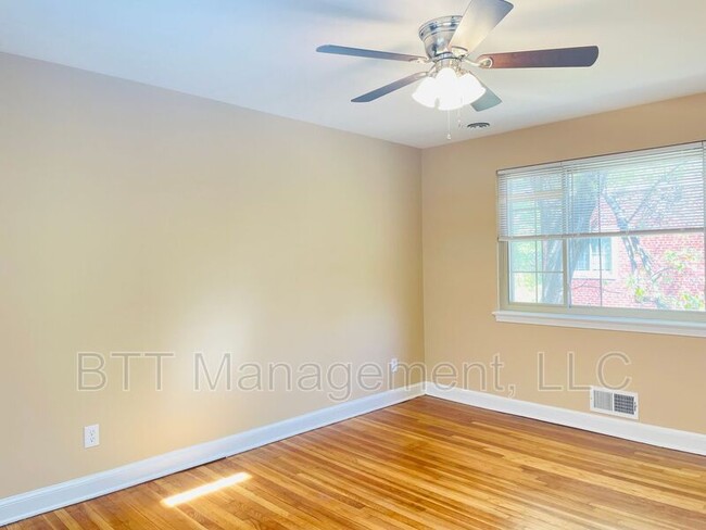 Foto del edificio - 8802 Bradford Rd