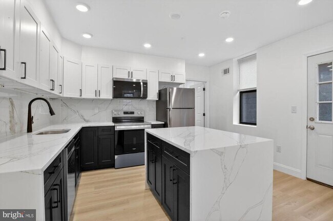 Building Photo - 712 N American St