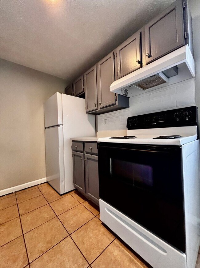Foto del edificio - A Fresh Start: Renovated 2-Bedroom in Serene Englewood with Washer/Dryer Hookups!