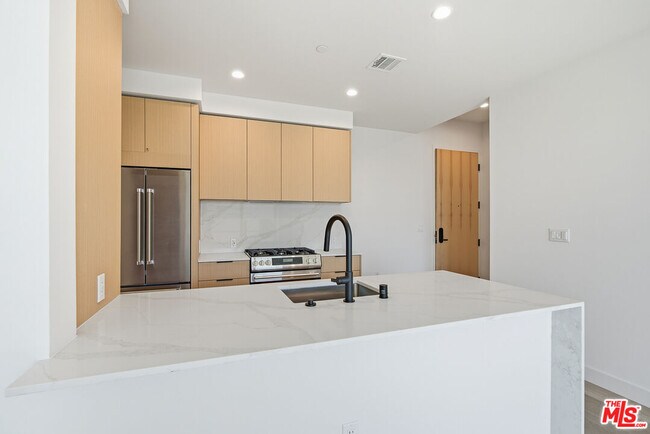 Foto del edificio - 3555 Overland Ave
