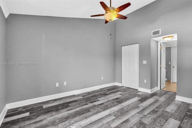 Foto del edificio - 2803 N Oakland Forest Dr