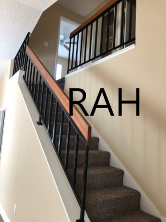 Foto del edificio - Three Bedroom Two Story Townhome,  Close t...