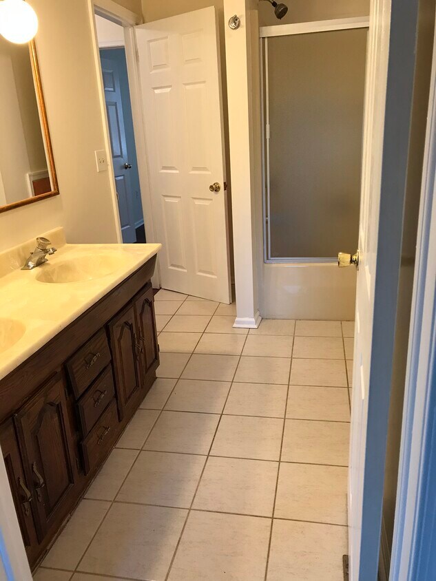 Master bathroom - 914 New York Ave