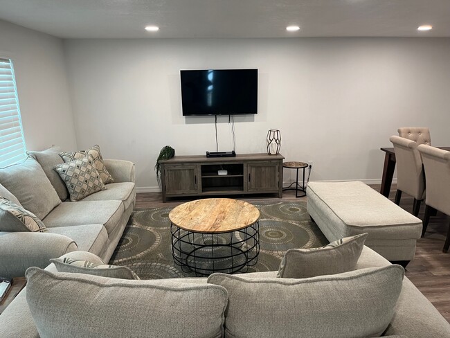 Building Photo - 4979 Las Vegas Dr
