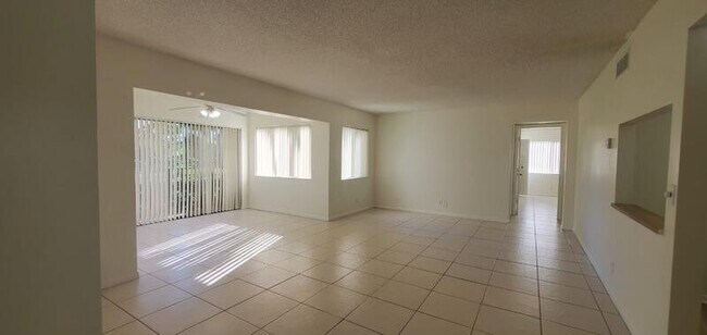 Building Photo - 514 Shady Pine Way
