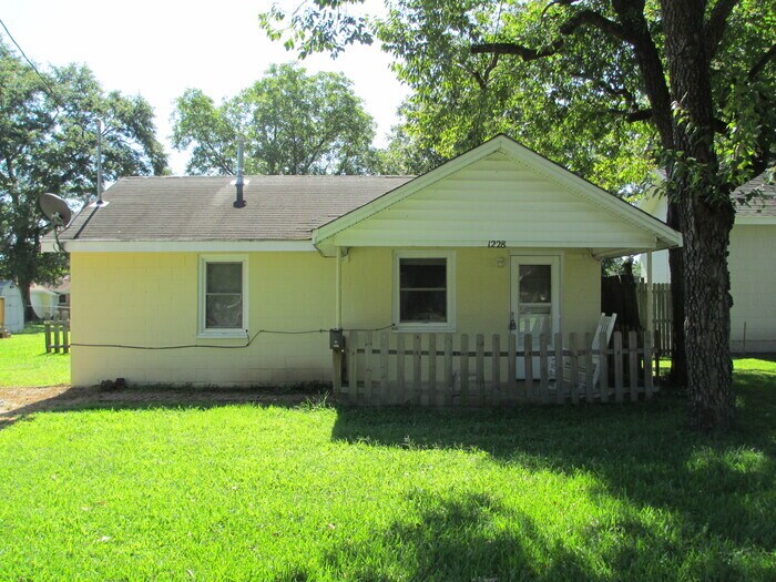 Primary Photo - 1228 Virginia Ave