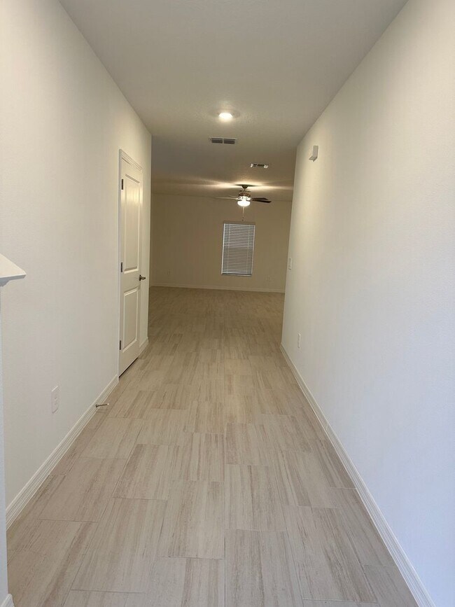 Building Photo - 5 Bedroom Single Family Home in Zephyrhills