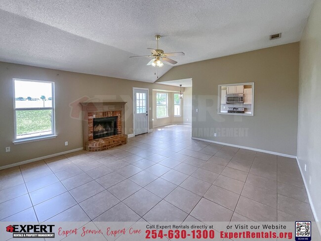 Foto del edificio - 3-Bedroom Home Near Lions Gate Park