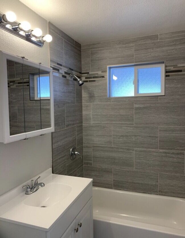 Foto del edificio - "Charming 3-Bedroom Retreat in Aurora - Cozy 1095 Sq Ft Home Ready for You!"