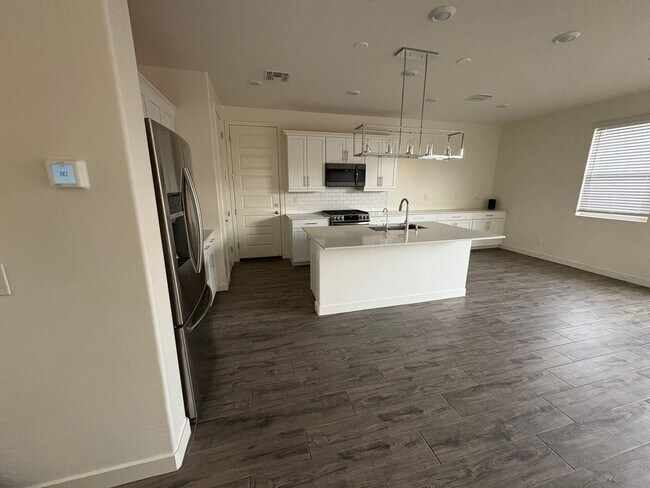 Foto del edificio - Modern 3-Bedroom + Loft + Den in Gated Pho...