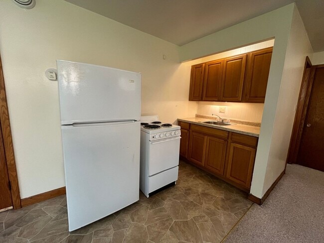 Building Photo - 1702 E 2nd St