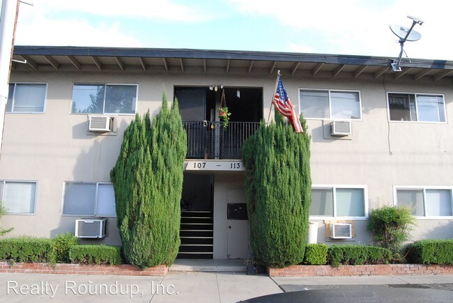 Building Photo - 107 E Grove St
