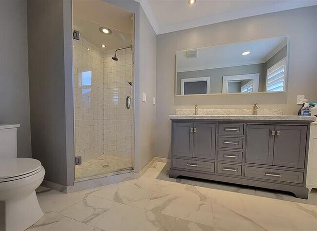 Building Photo - ELEGANT LEHR HOME
